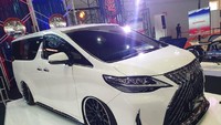 Contohnya seperti karya modifikasi Akasia Motor yang ditampilkan di Indonesian Custom Show di gelaran IIMS Hybrid 2021, memamerkan Toyota Alphard  yang sudah dipermak tampilannya menjadi lebih mewah bergaya Lexus. Foto: Luthfi Anshori/detikOto