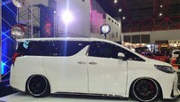 Jika melihat data spesifikasinya, ubahan ini meliputi bagian grille dan juga headlamp. Selain itu, Toyota Alphard ini juga dicat ulang (repaint), kemudian menggunakan velg custom buatan Akasia dengan ukuran ring 22 10-11. Foto: Luthfi Anshori/detikOto