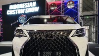 Lexus LM 350 merupakan kendaraan MVP (Multi Purpose Vehicle) mewah yang basisnya dari Toyota Alphard. Karena kesamaan desain bodi, maka tidak jarang ada pemilik Alphard atau modifikator yang memodifikasi eksterior Alphard dengan tampilan mewah ala Lexus LM 350. Foto: Luthfi Anshori/detikOto