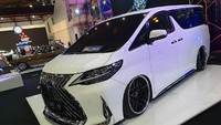Tak hanya tampilannya yang jadi mirip Lexus, mobil ini juga didesain ala-ala stance, yang membuat velg dan ban sangat dekat jaraknya ke bagian fender. Modifikasi dengan gaya ini juga membuat ground clearance menjadi lebih rendah alias ceper. Foto: Luthfi Anshori/detikOto