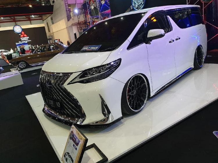 Toyota Alphard Dipermak Jadi Lexus LM 350