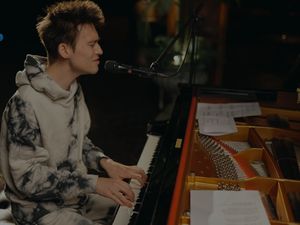 Mola Chill Fridays Suguhkan Aksi Jazz Jacob Collier dan Eva Celia