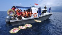 Sejumlah pejabat menaburkan bunga dan melemparkan karangan bunga saat kegiatan Doa dan Tabur Bunga untuk KRI Nanggala 402 di perairan utara Bali, Buleleng, Bali, Senin (26/4/2021). 