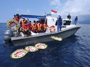 Momen Tabur Bunga Untuk KRI Nanggala 402