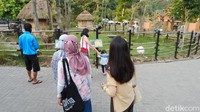 Tak hanya itu, objek wisata yang tersedia juga cukup lengkap dari naik kano di danau buatan, naik kuda poni, dan berkeliling kawasan kebun binatang menggunakan scooter.