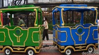 Salah satu tempat wisata yang bisa jadi pilihan ngabuburit di Bandung yaitu Lembang Park and Zoo atau Kebun Binatang Lembang.