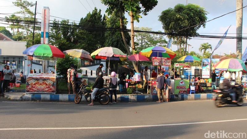 Semarak Ramadhan di Pasar Takjil Jalan Surabaya, Malang, Jawa Timur