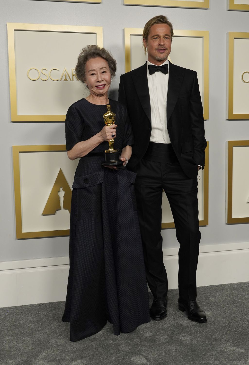 Pemain Minari di Oscar Brad Pitt, right, poses with Yuh-Jung Youn, winner of the award for best actress in a supporting role for