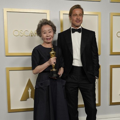 Pemain Minari di Oscar Brad Pitt, right, poses with Yuh-Jung Youn, winner of the award for best actress in a supporting role for Minari, in the press room at the Oscars on Sunday, April 25, 2021, at Union Station in Los Angeles. (AP Photo/Chris Pizzello, Pool)