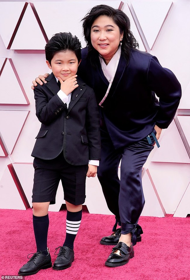 Saking antusiasnya, Alan Kim meniti langkah bak penguin di red carpet. Terlebih, film Minari yang dibintanginya meraih enam nominasi Oscar. Foto: dok POOL_AFP