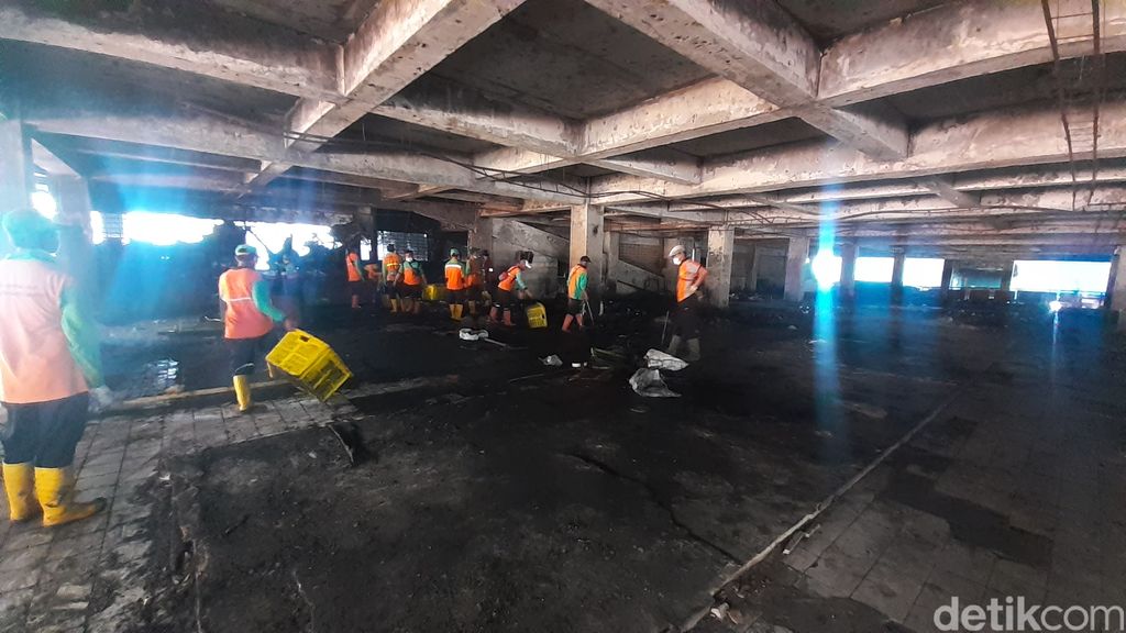 Pembersihan puing-puing kebakaran Pasar Minggu, Jakarta Selatan, 26 April 2021. (Afzal Nur Iman/detikcom)