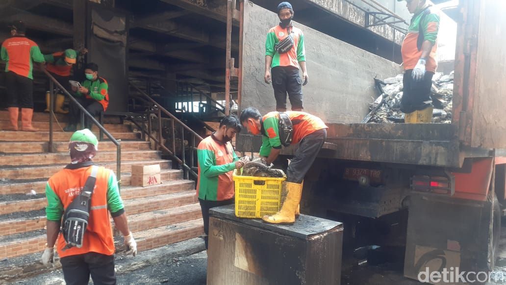Pembersihan puing-puing kebakaran Pasar Minggu, Jakarta Selatan, 26 April 2021. (Afzal Nur Iman/detikcom)