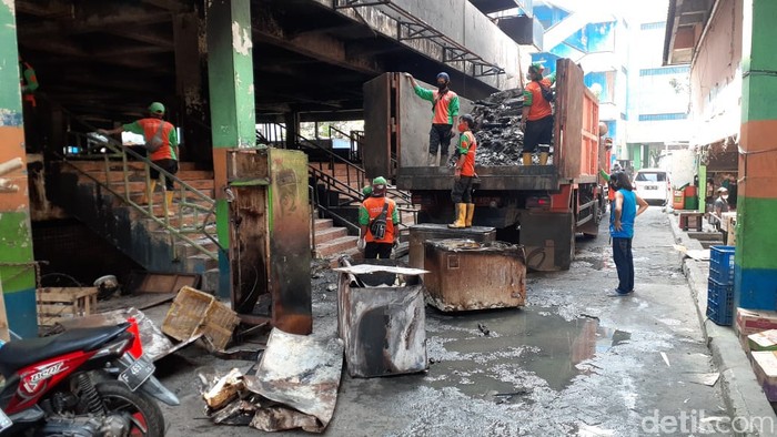 Pembersihan puing-puing kebakaran Pasar Minggu, Jakarta Selatan, 26 April 2021. (Afzal Nur Iman/detikcom)