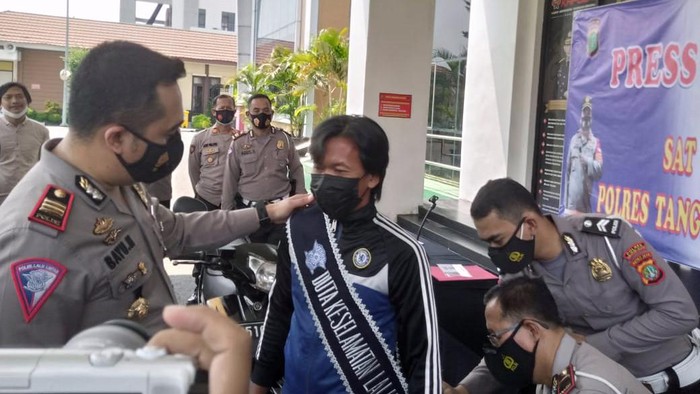 Pemotor santuy lepas tangan di Bintaro dinobatkan sebagai duta keselamatan berlalu lintas.
