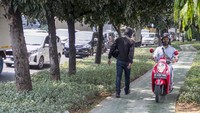 Selain melanggar lalu lintas, aksi para bikers ini juga membahayakan para pejalan kaki.  