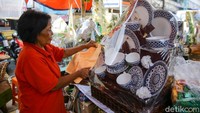 Isi parcelnya pun beragam, mulai dari makanan dan minuman hingga barang-barang piring hingga gelas.