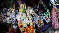 Sejumlah pedagang parcel di Cikini, Jakarta Pusat, tengah merapihkan barang dagangannya, Senin (26/4/2021).