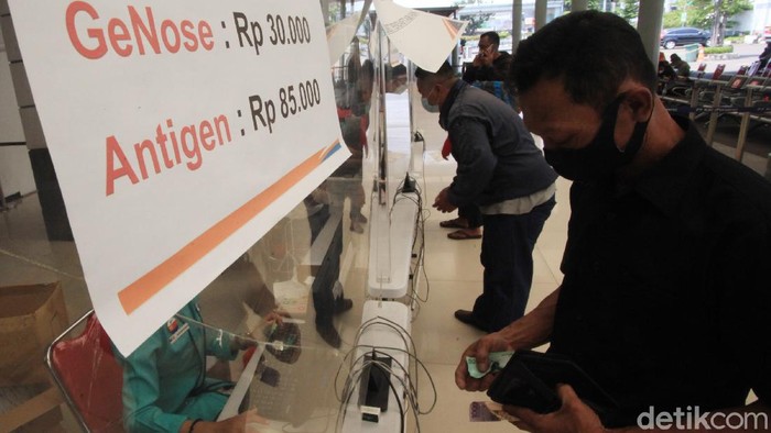 Calon penumpang mengantre untuk melaksanakan tes GeNose C19 di Stasiun Pasar Senen, Jakarta, Senin (26/4/2021). Satuan Tugas Penanganan COVID-19 mengeluarkan aturan baru terkait pengetatan syarat berlaku hasil tes COVID-19 untuk Pelaku Perjalanan Dalam Negeri (PPDN) dengan mewajibkan mereka untuk menunjukkan hasil negatif RT-PCR/rapid test antigen dengan sampel yang diambil maksimal 1 x 24 jam sebelum keberangkatan, atau surat keterangan hasil negatif tes GeNose C19 sebelum keberangkatan di bandara, pelabuhan, stasiun maupun rest area.
