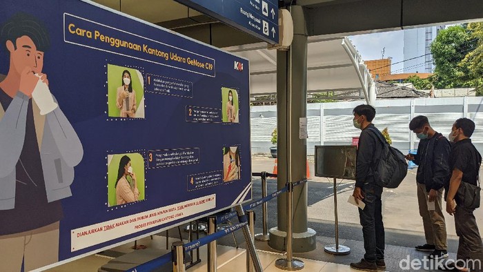 Calon penumpang mengantre untuk melaksanakan tes GeNose C19 di Stasiun Pasar Senen, Jakarta, Senin (26/4/2021). Satuan Tugas Penanganan COVID-19 mengeluarkan aturan baru terkait pengetatan syarat berlaku hasil tes COVID-19 untuk Pelaku Perjalanan Dalam Negeri (PPDN) dengan mewajibkan mereka untuk menunjukkan hasil negatif RT-PCR/rapid test antigen dengan sampel yang diambil maksimal 1 x 24 jam sebelum keberangkatan, atau surat keterangan hasil negatif tes GeNose C19 sebelum keberangkatan di bandara, pelabuhan, stasiun maupun rest area.