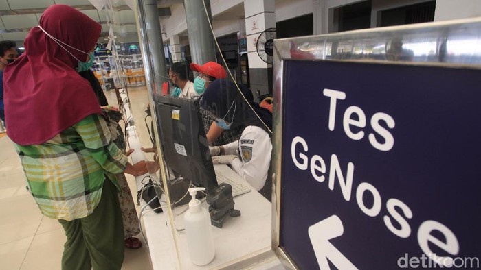 Calon penumpang mengantre untuk melaksanakan tes GeNose C19 di Stasiun Pasar Senen, Jakarta, Senin (26/4/2021). Satuan Tugas Penanganan COVID-19 mengeluarkan aturan baru terkait pengetatan syarat berlaku hasil tes COVID-19 untuk Pelaku Perjalanan Dalam Negeri (PPDN) dengan mewajibkan mereka untuk menunjukkan hasil negatif RT-PCR/rapid test antigen dengan sampel yang diambil maksimal 1 x 24 jam sebelum keberangkatan, atau surat keterangan hasil negatif tes GeNose C19 sebelum keberangkatan di bandara, pelabuhan, stasiun maupun rest area.