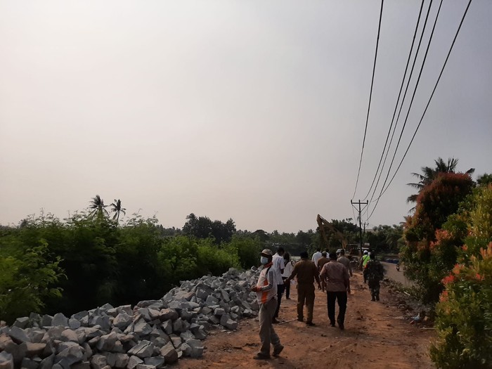 Perbaikan longsor Jl Tanjung Burung, Kabupaten Tangerang. (Dok Istimewa via Kepala Desa Tanjung Burung, Idris Efendi)