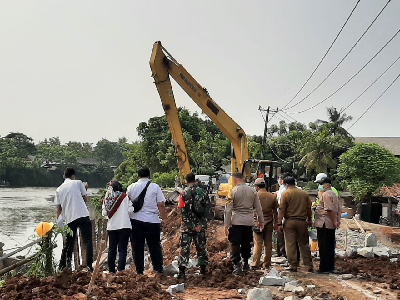 Perbaikan longsor Jl Tanjung Burung, Kabupaten Tangerang. (Dok Istimewa via Kepala Desa Tanjung Burung, Idris Efendi)