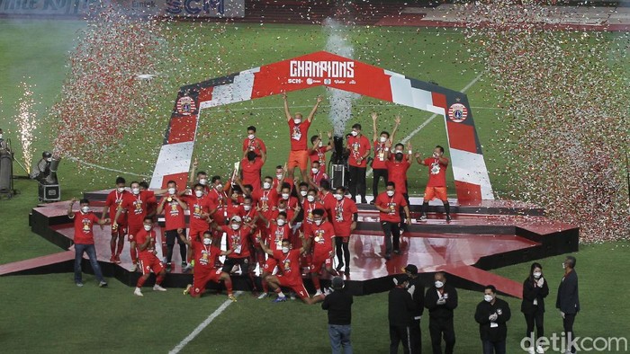 Persija Jakarta mengangkat trofi Piala Menpora 2021 di Stadion Manahan, Solo, 25 April 2021.