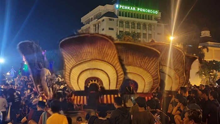 Bupati Ponorogo Sugiri Sancoko mengecam pertunjukan Reog yang digelar di alun-alun saat sahur pada Sabtu (24/4). Pertunjukkan itu disesalkan karena mengabaikan prokes.