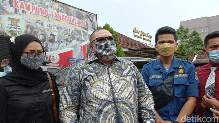 Petugas damkar Kota Depok, Sandi Junior Butar Butar (kanan) dan kuasa hukumnya, Razman Arif Nasution (tengah) datang ke Polres Metro Depok. Foto: Sachril Agustin/detikcom