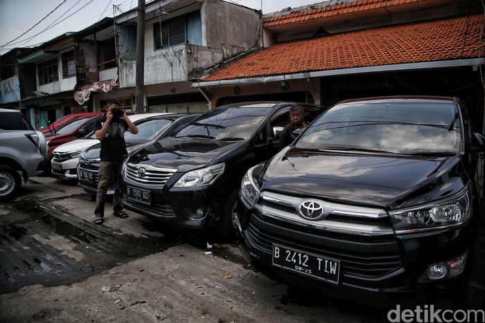 Para pengusaha rental mobil mengaku masih minim pemesana imbas larangan mudik. Biasanya dipertengah Ramadhan mulai banyak warga yang menyewa.