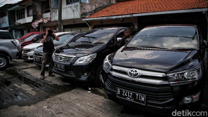 Para pengusaha rental mobil mengaku masih minim pemesana imbas larangan mudik. Biasanya dipertengah Ramadhan mulai banyak warga yang menyewa.