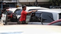 Begitu juga dengan mereka yang kini menahan kerinduan untuk melakukan ritual tahunan untuk bertemu keluarga di kampung halaman. Dan tahun ini apakah pemerintah tetap bisa menahan laju kerinduan mudik warga Indonesia? Kita saja lihat beberapa hari kedepan.