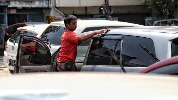 Para pengusaha rental mobil mengaku masih minim pemesana imbas larangan mudik. Biasanya dipertengah Ramadhan mulai banyak warga yang menyewa.