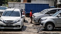 Tetapi hal tersebut tidak terjadi pada tahun ini. Para pengusaha jasa rental mobil di kawasan itu mengaku harus lebih sabar menghadapi pandemi seperti ini.