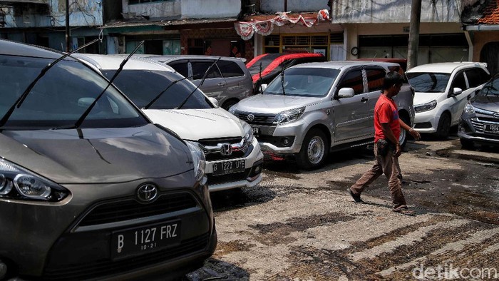 Para pengusaha rental mobil mengaku masih minim pemesana imbas larangan mudik. Biasanya dipertengah Ramadhan mulai banyak warga yang menyewa.