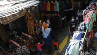 Mereka menjual pakaian anak-anak hingga dewasa.