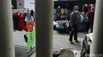 PKL Kucing-kucingan Buka Lapak di Trotoar Tanah Abang