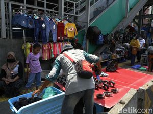 Sempat Bubar Saat Ada Petugas, PKL Tanah Abang Gelar Lapak Lagi