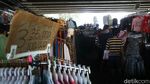 PKL Kucing-kucingan Buka Lapak di Trotoar Tanah Abang
