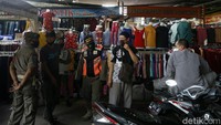 Mereka terus melakukan kucing-kucingan dengan petugas agar tidak diangkut dagangannya.