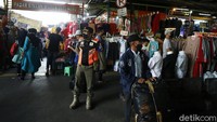 Ketika petugas datang, mereka langsung membersihkan dagangannya dan kembali berjualan setelah petugas pergi meninggalkan lokasi.