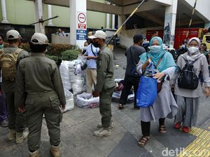 PKL Kucing-kucingan Buka Lapak di Trotoar Tanah Abang