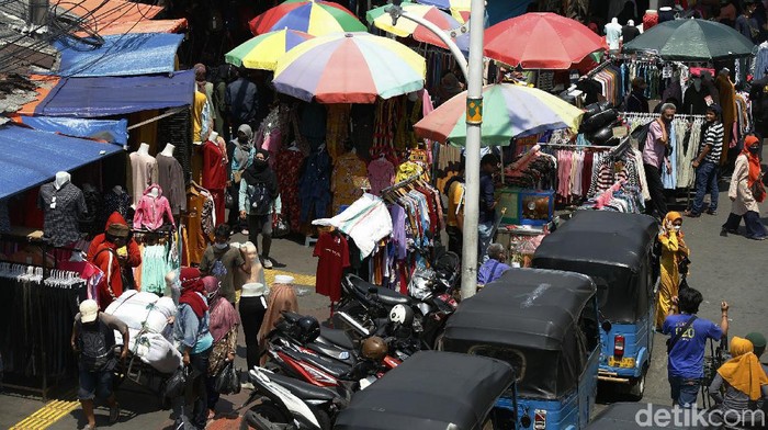 Meski ditertibkan berulang kali, pedagang kaki lima tetap membandel dan nekat berjualan di atas trotoar di kawasan Tanah Abang, Jakarta. Begini penampakannya.