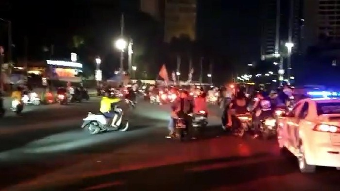 Polisi bubarkan kerumunan di Bundaran HI.