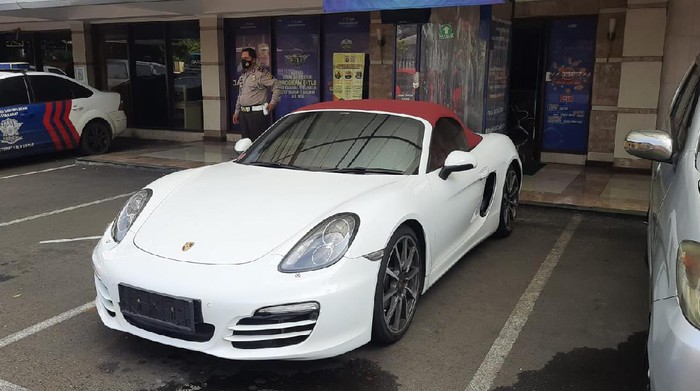 Polisi tilang pengemudi Porsche yang menerobos busway di Gandaria