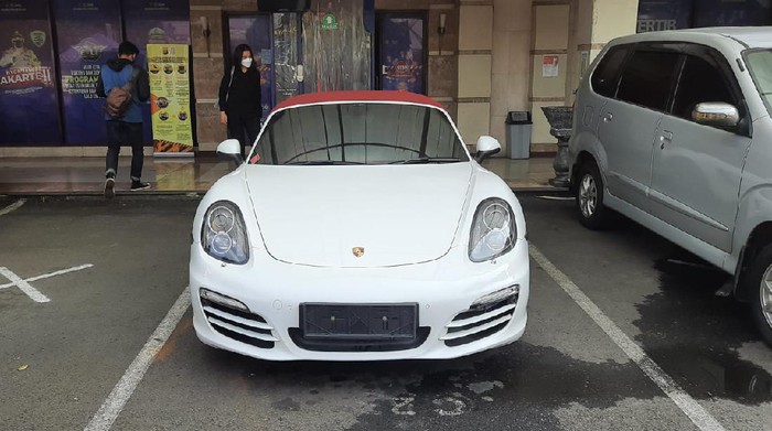 Polisi tilang pengemudi Porsche yang menerobos busway di Gandaria
