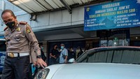 Mobil Porsche putih itu sempat membuat heboh pada Jumat (23/4) lantaran menerobos jalur TransJakarta atau busway di Jl Sultan Iskandar Muda, Gandaria, Kebayoran Lama, Jakarta Selatan. (Foto: Andhika Prasetia-detikcom)