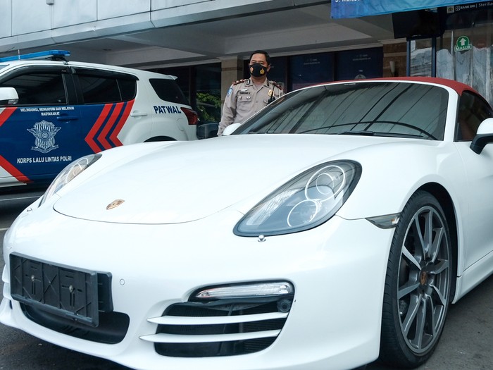 Porsche putih terobos busway diamankan polisi