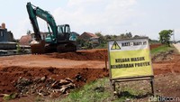 Pengurukan tanah sudah dilakukan di kawasan ini yang ketinggiannya sama dengan rel sebelumnya.