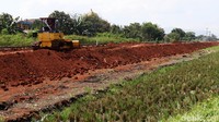 Terlihat sejumlah alat berat masih ada di lokasi pembangunan.